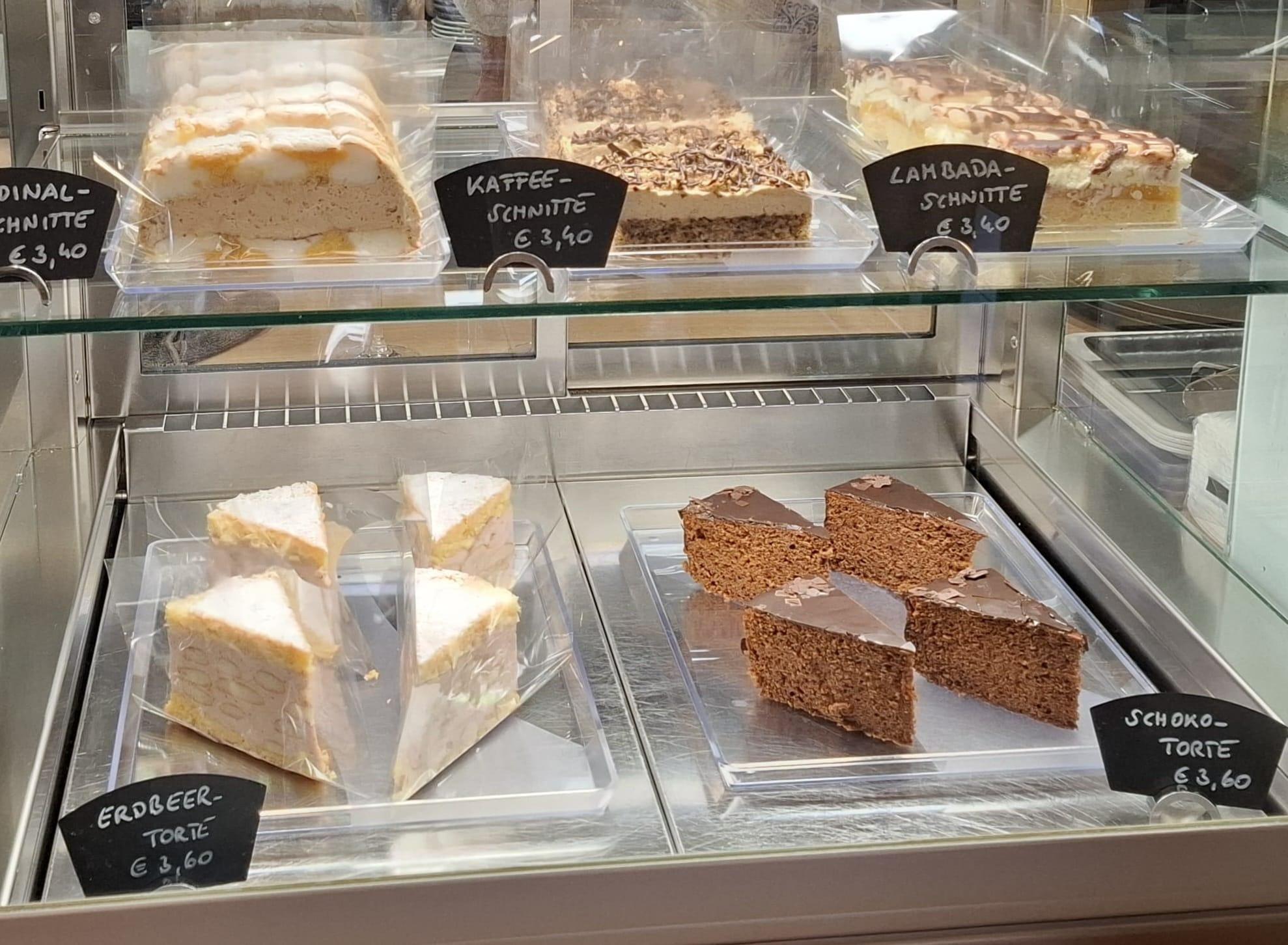 Dessert-Vitrine mit Schnitten und Torten