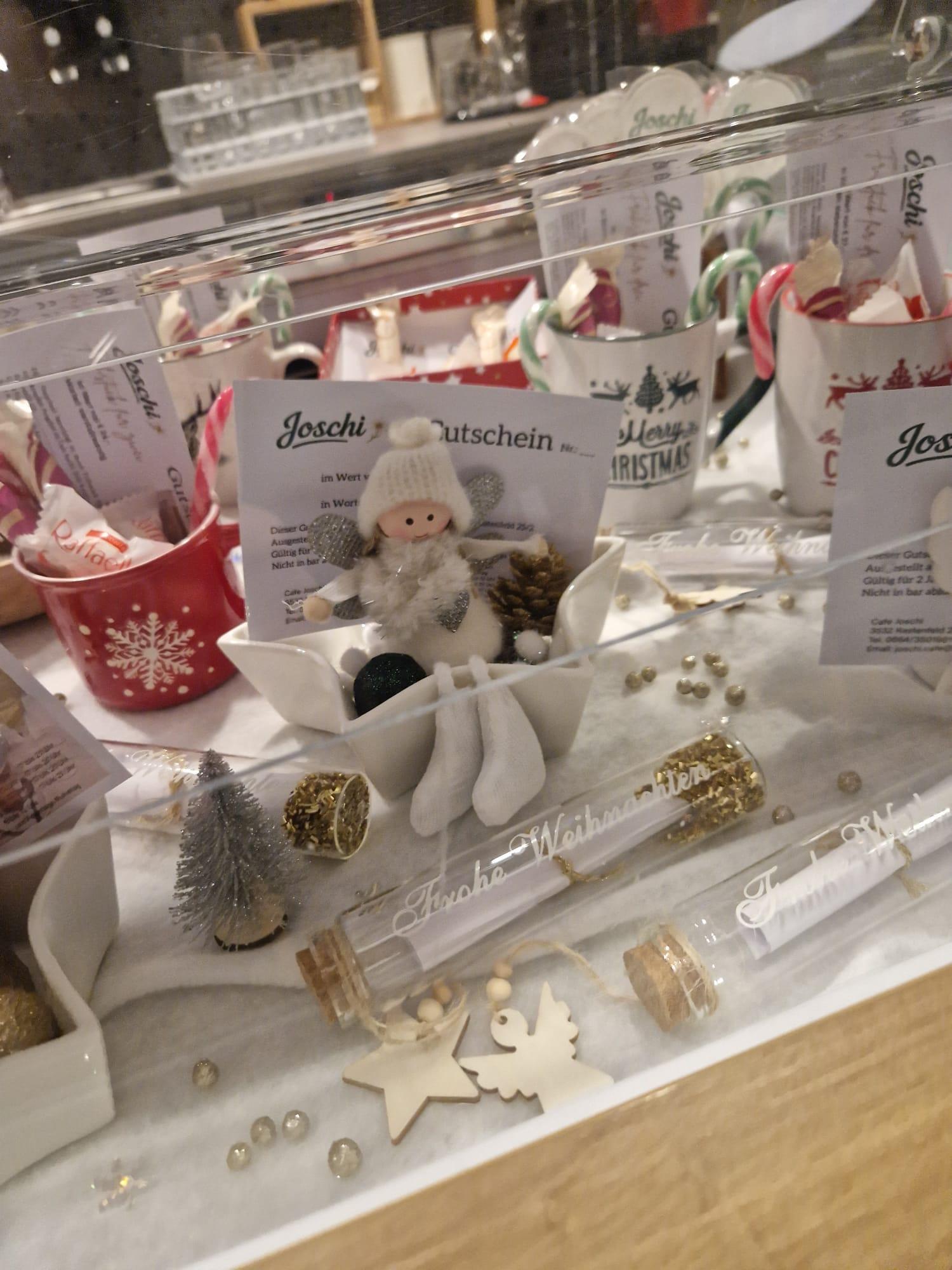 Weihnachtliche Gutschein-Auslage