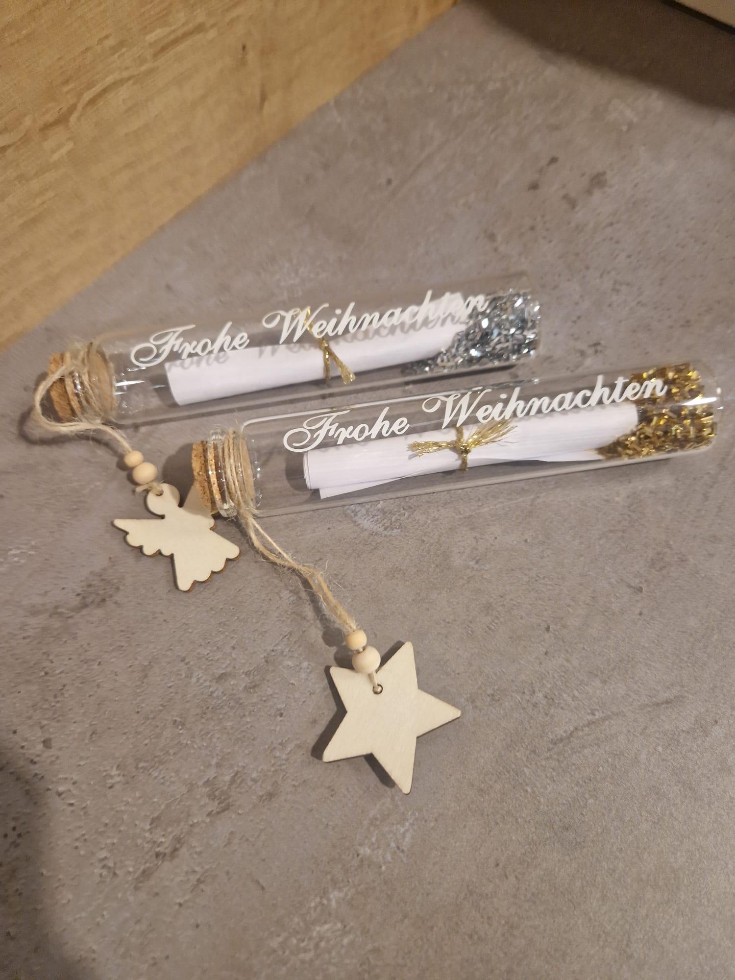 Zwei Glasröhrchen mit der Aufschrift Frohe Weihnachten