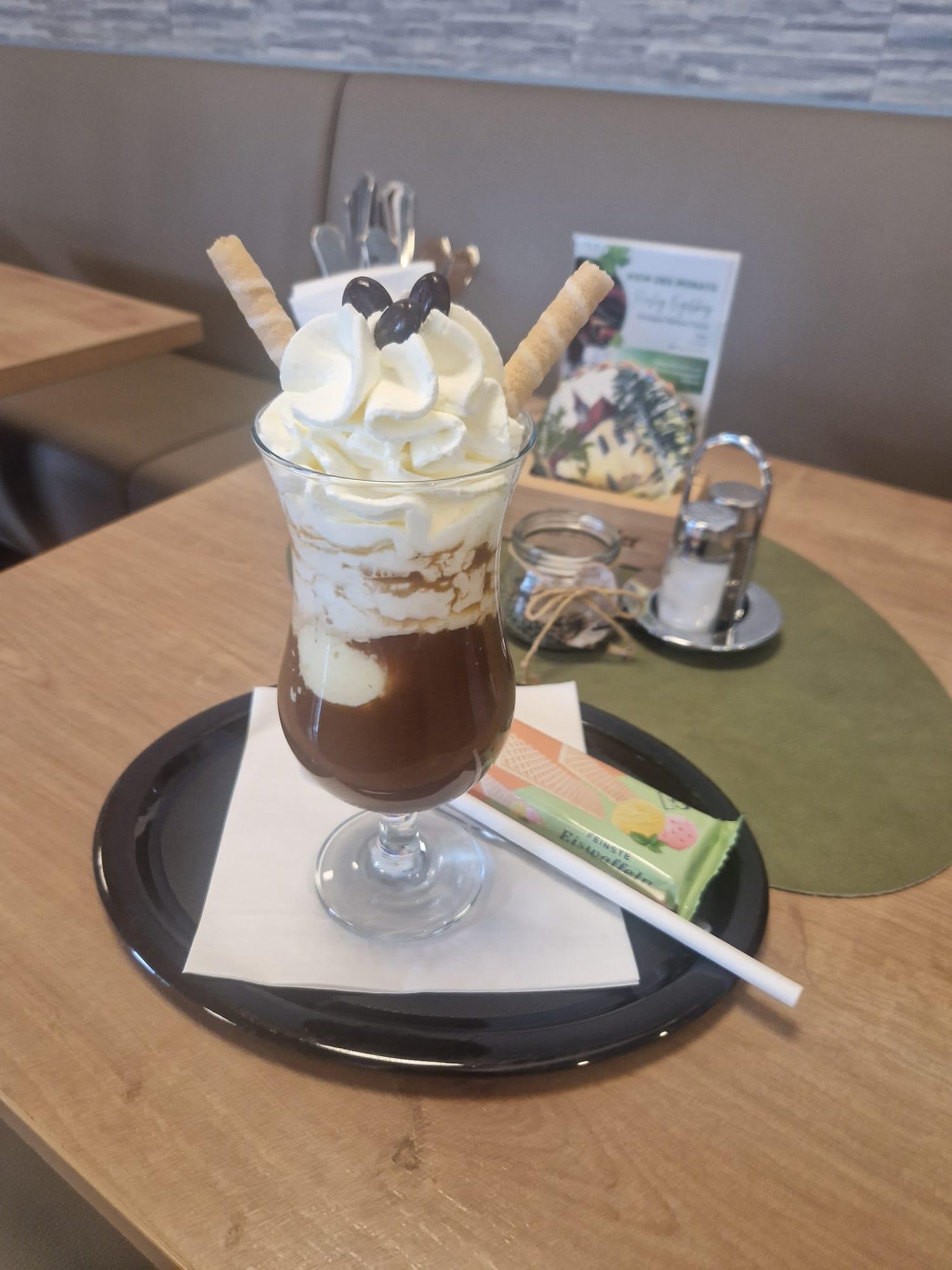 Eiskaffee mit Schlagobers