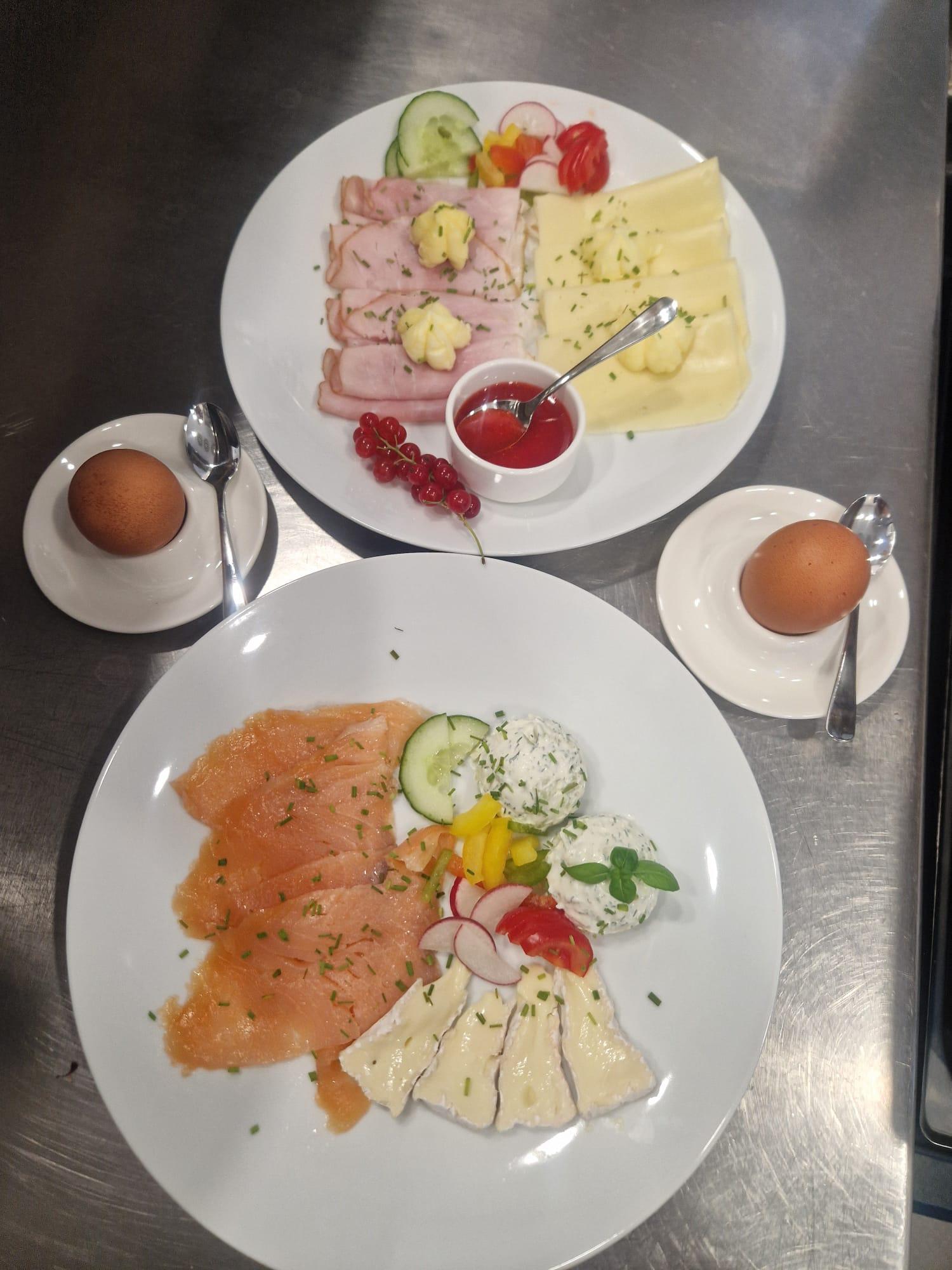Aufschnitt- und Lachsteller mit Eiern