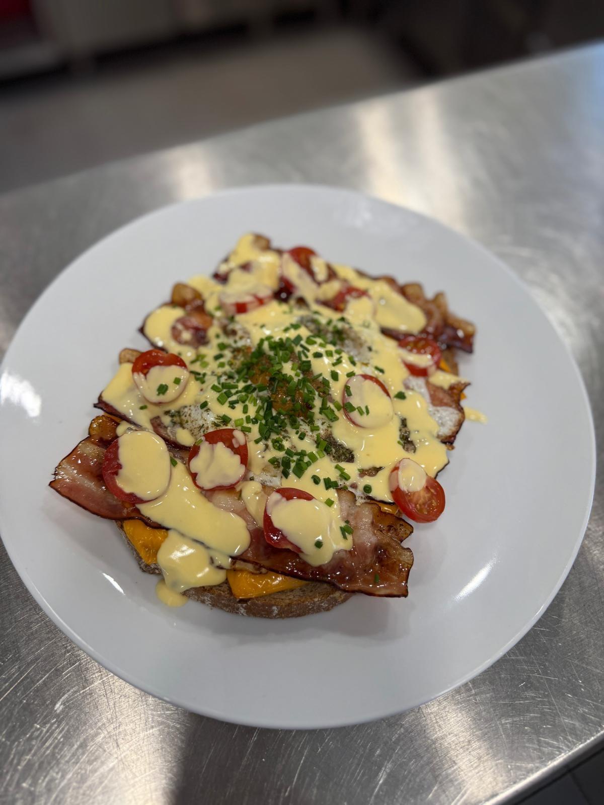 Hausbrot mit Speck, Spiegelei und Sauce Hollandaise