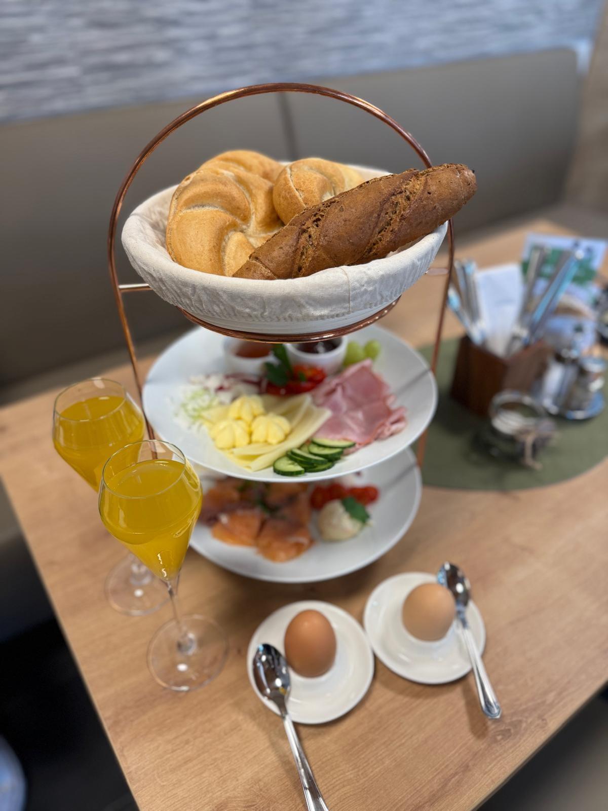 Frühstück für zwei mit Orangensaft und weichen Eiern