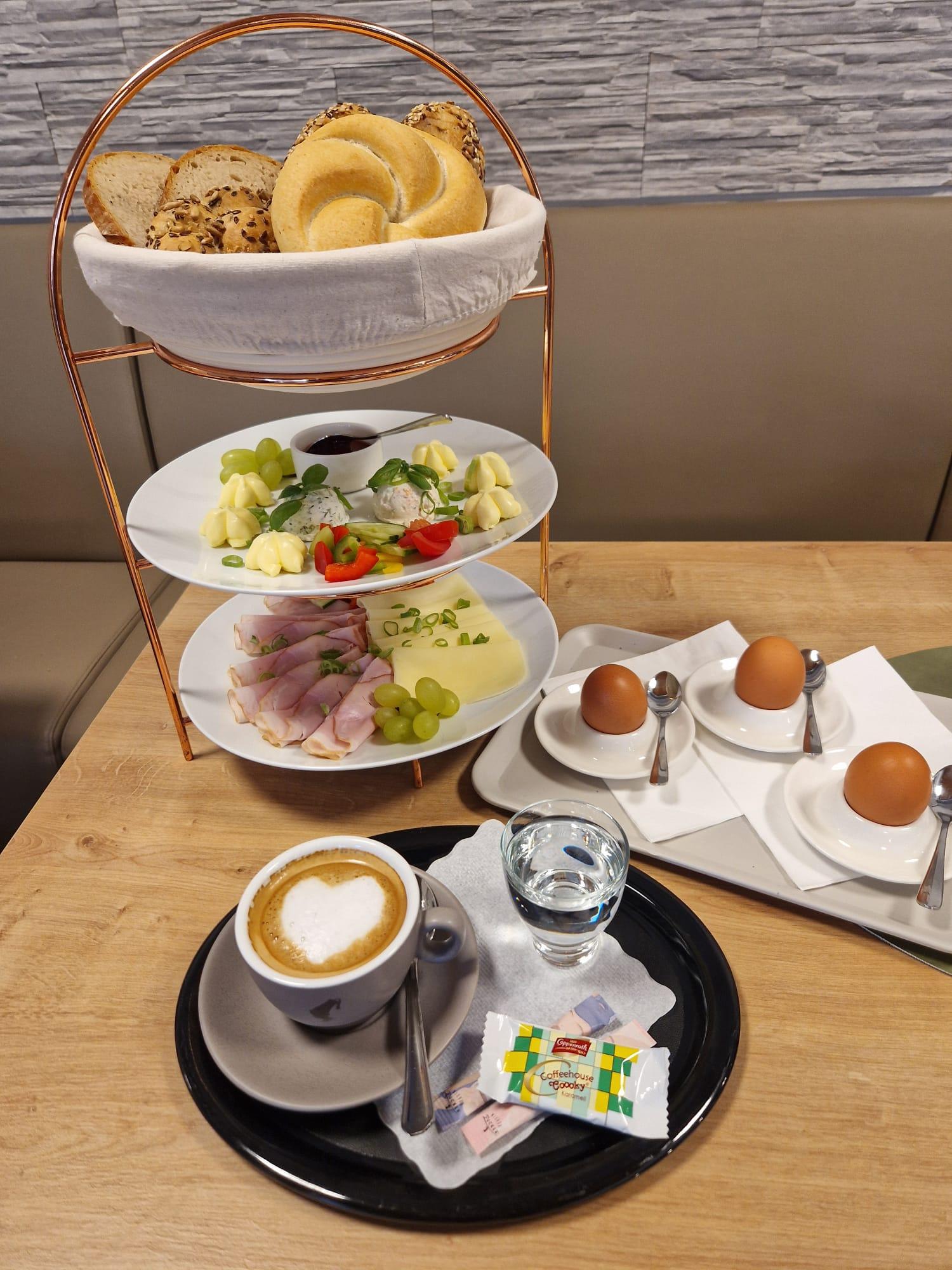 Frühstück auf der Etagere mit Cappuccino und weichen Eiern