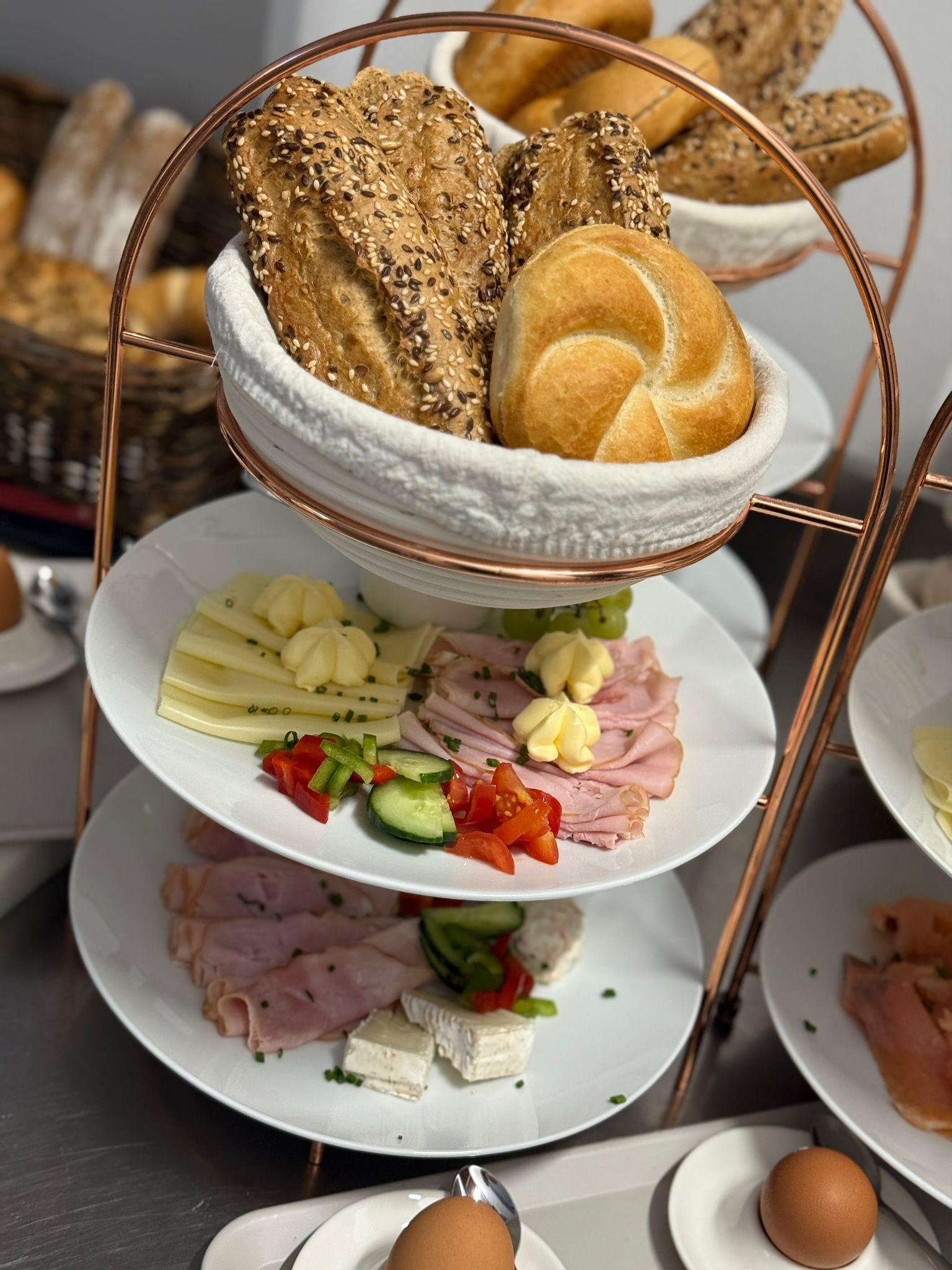 Frühstück auf der Etagere mit Gebäck, Aufschnitt, Käse und Butter